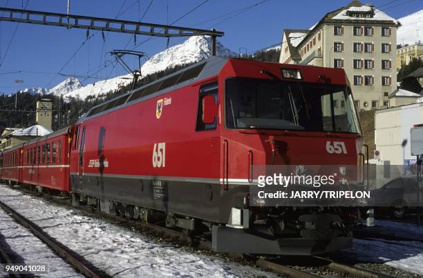 Glacier Express train in Saint-Moritz railway station, Upper-Engadine, canton de Graubunden, Switzerland Locomotive motrice electric,train Le Glacier...