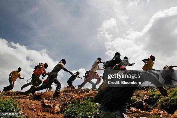 Opposition supporters run away from the police in the Kibera district of Nairobi, Kenya, on Tuesday, Jan. 29, 2008. Kenya's main opposition party...