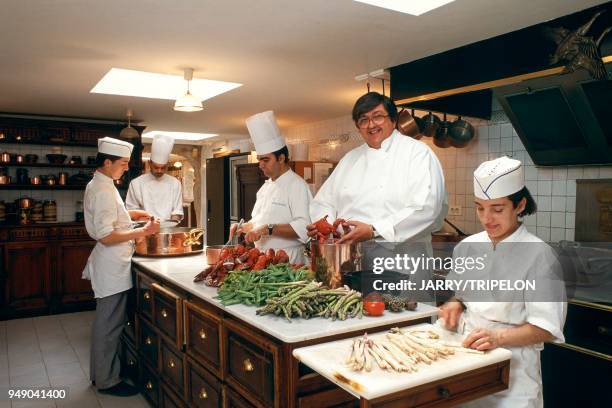 The restaurant 'Chez Bruno' in Lorgues. The head chef Bruno DELORME and his team in the kitchen. Var: le restaurant 'Chez Bruno' à Lorgues. Le chef...