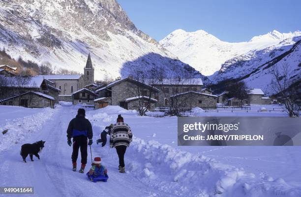 Promenade en famille , Bonneval-sur-Arc, village situe a 1800 m et classe plus beau village de France , Haute-Maurienne, parc national de la Vanoise,...