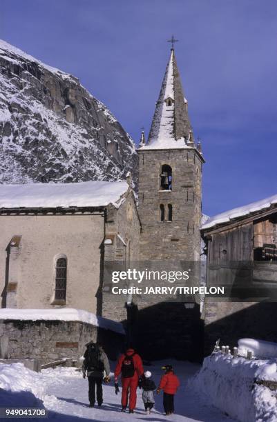 Promenade en famille , Bonneval-sur-Arc, village situe a 1800 m et classe plus beau village de France , Haute-Maurienne, parc national de la Vanoise,...