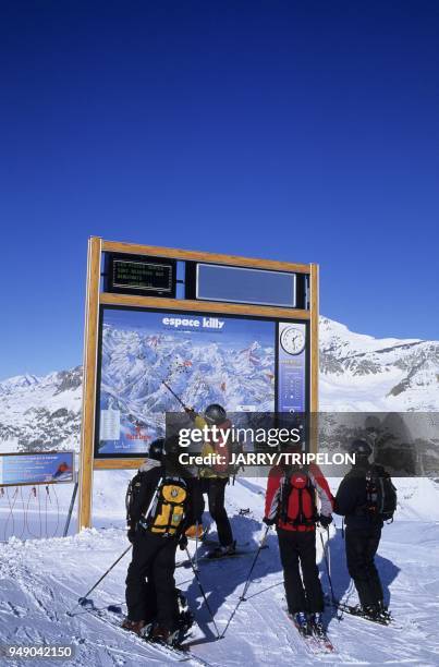 Skieurs hors pistes preparant leur itineraire devant le plan des pistes, domaine skiable Espace Killy, Val d Isere et Tignes, departement Savoie,...