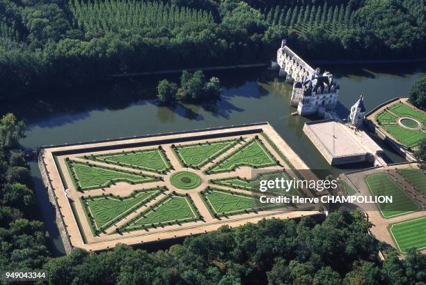 Aerial view of Chenonceau Castle. Indre-et-Loire : vue aérienne du château de Chenonceaux.