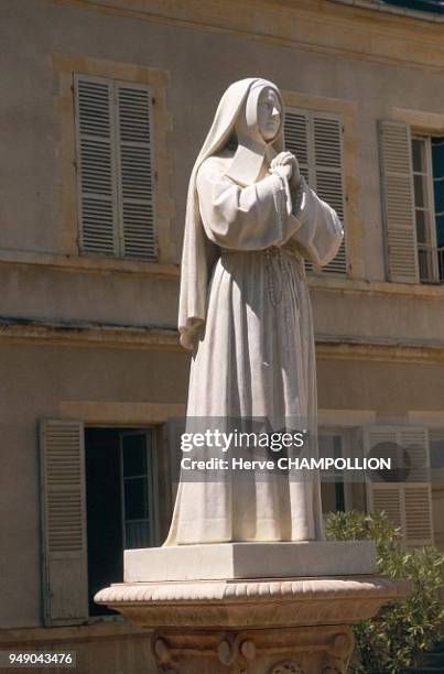 Nievre, the statue of Saint Bernadette in Nevers. Bourgogne: Nièvre, la statue de Sainte-Bernadette à Nevers.