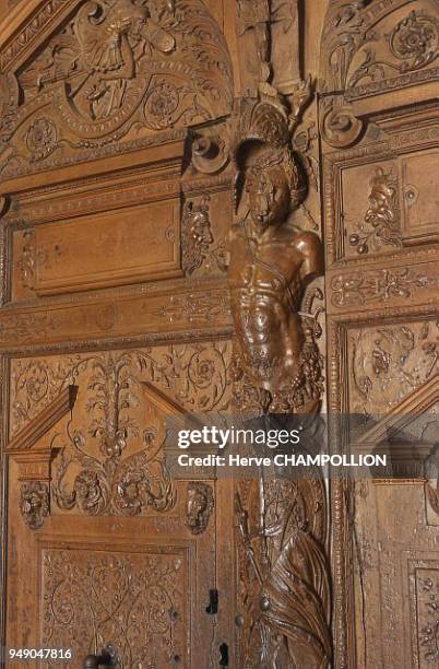 Cote d'Or, the sculpted wooden door of the courthouse in Dijon. Bourgogne: Côte-d'Or, la porte en bois sculpté du Palais de Justice de Dijon.