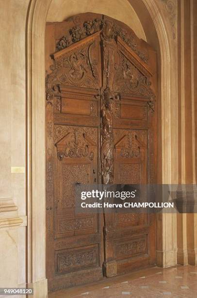 Cote d'Or, the sculpted wooden door at the courthouse of Dijon. Bourgogne: Côte-d'Or, la porte en bois sculpté du Palais de Justice de Dijon.