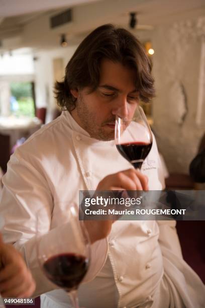 Alain LLORCA sentant du vin.