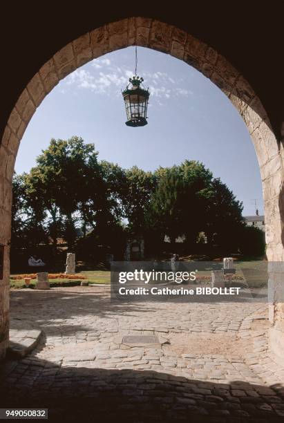 Essonne, Dourdan castle . The castle's postern. Ile-de-France: Essonne, le château de Dourdan . La poterne du château.