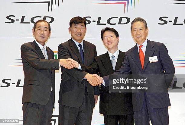 Samsung Electronics Co. Vice Chairman Yun Jong Yong, left, S-LCD chief executive Chang Won-Kie, 2nd left, S-LCD chief financial officer Nakazawa...