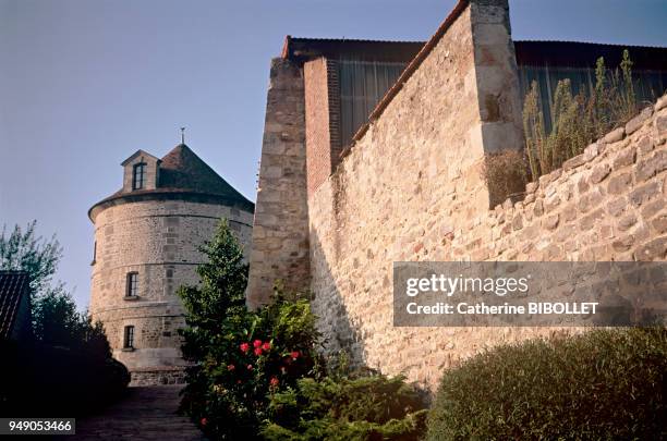 Val-d'Oise, a former dovecote in the village of Epiais-Rhus. Ile-de-France: Val-d'Oise, un ancien pigeonnier du village d'Epiais-Rhus.