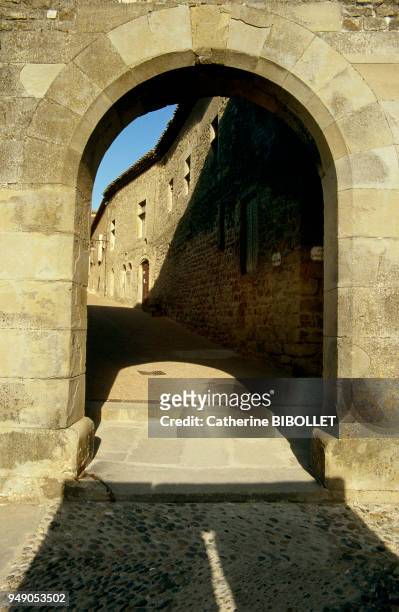 Carcassonne, access to the city by the Aude Gate . Pays cathare: Carcassonne, accès à la cité par la porte d'Aude .
