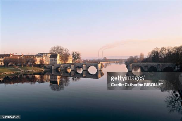 Yvelines, the Medieval bridge between Mantes-la-Jolie and Limay inspired many painters, including Corot. Ile-de-France: Yvelines, le pont médiéval...