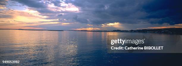 , vue panoramique d'un crépuscule sur les eaux dormantes. Etang de Thau: , vue panoramique d'un crépuscule sur les eaux dormantes.