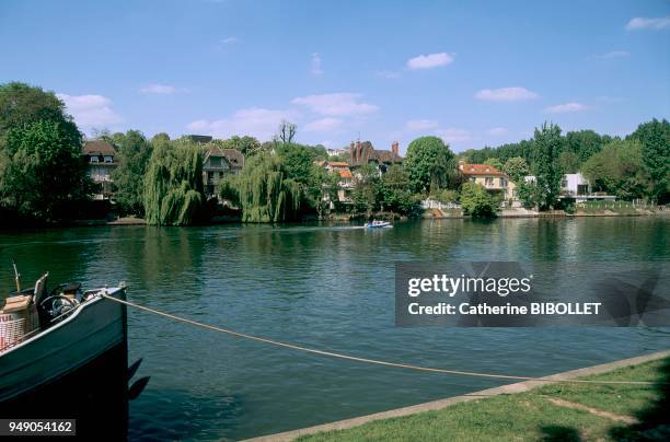 Val-de-Marne, the Marne River in Nogent. Ile-de-France: Val-de-Marne, la Marne à Nogent.