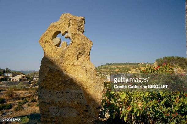 Aude, Minerve, the monument with a dove. Pays cathare: Aude, Minerve, le monument à la colombe.