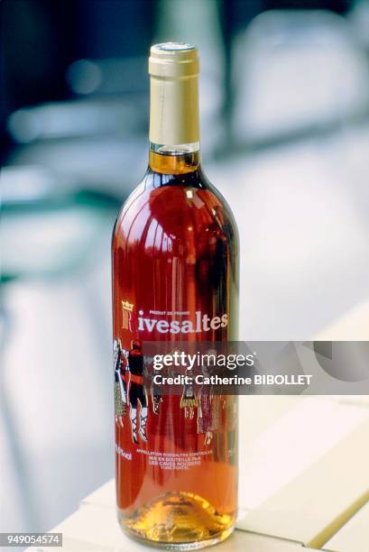 Bottle of Rivesaltes grenat . Pays catalan: bouteille de Rivesaltes grenat .