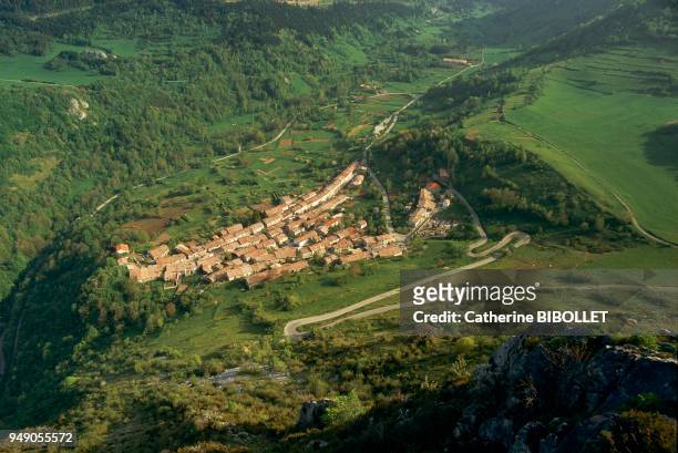 Ariege, the town of Montsegur seen from the castle resting atop a rocky peak at 1207m, in the Pyrenees. Pays cathare: Ariège, le village de Montségur...