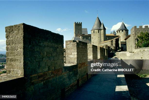 The fortified city of Carcassonne, the Tower of Justice and Pinte Tower protect the Count's Castle . Pays cathare: la cité de Carcassonne, la tour de...