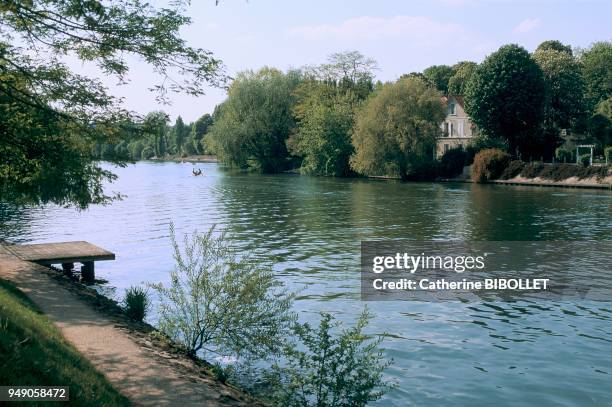 Val-de-Marne, the Marne River near Nogent-sur-Marne. Ile-de-France: Val-de-Marne, la Marne vers Nogent-sur-Marne.