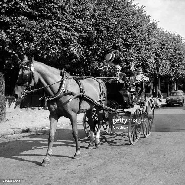 Paul Wirth and his son arrive on a buckboard in Nogent sur Marne from Switzerland after a 9 days trip on August 10,1961.