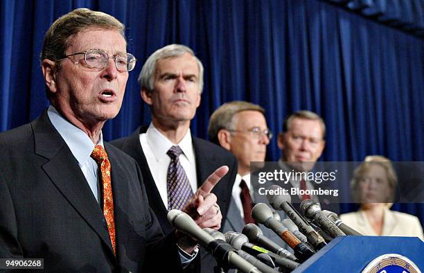 Senator Pete Domenici , left, speaks during a news conference discussing the energy bill passed by the U.S. Congress in Washington D.C., Friday, July...