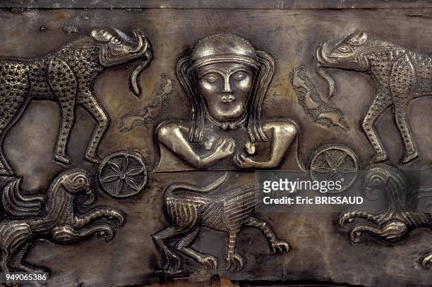 Chaudron formé de plaques et de baguettes d?argent, provenant de Gundestrup . La décoration représente diverses divinités celtiques au milieu de...