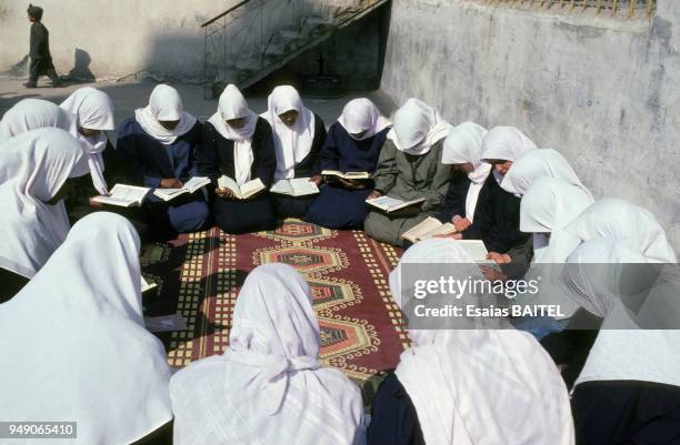 Elèves voilées dans une école dans le camp de réfugiés de Nuseirat à Gaza circa 1970 en Palestine.