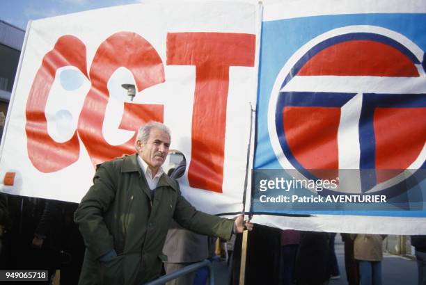 Grévistes et non grévistes aux usines Talbot le 3 janvier 1984 à Poissy en France.