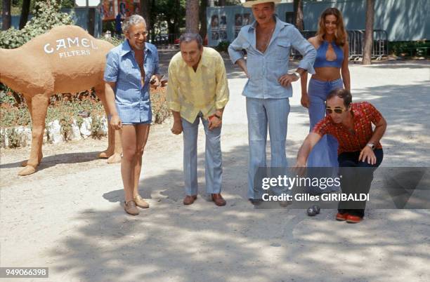 Charles Aznavour et Eddie Barclay jouent à la pétanque à Antibes le 6 juillet 1974, France.