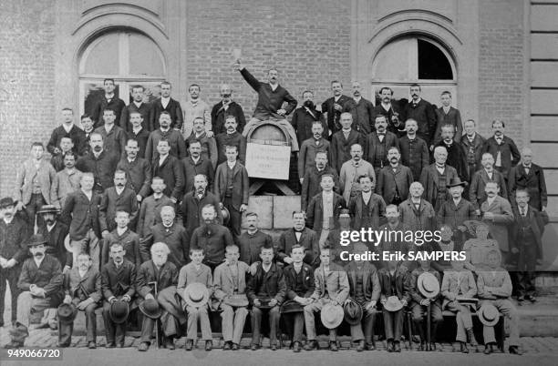 Group photo of the employees of the Louis ROEDERER company, located in the area around Reims, in 1927. Photo de groupe du personnel de la Maison...