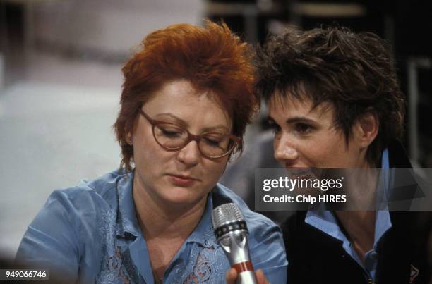 Josiane Balasko et Miou Miou lrs d'un émission pour les Restos du Coeur en novembre 1986 à Paris, France.