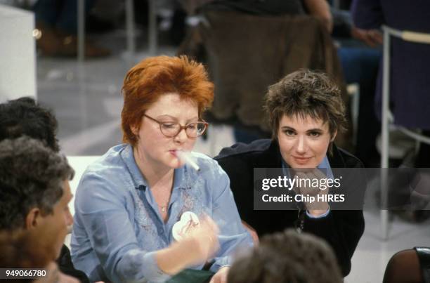 Josiane Balasko et Miou Miou lrs d'un émission pour les Restos du Coeur en novembre 1986 à Paris, France.