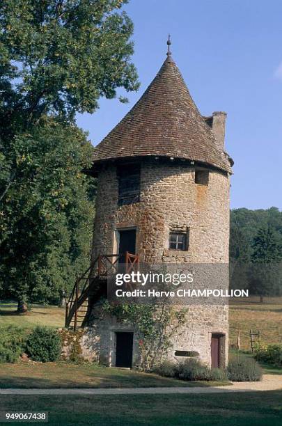 Cote d'Or, the Chateau de Coraboeuf on the commune of Ivry-en-Montagne. The hunter's tower. Bourgogne: Côte-d'Or, le château de Coraboeuf sur la...