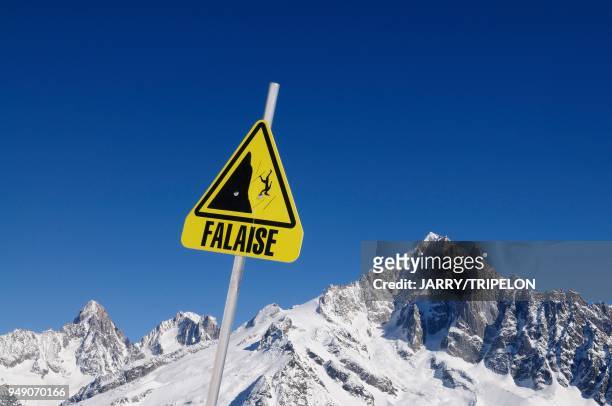 Haute-Savoie station de ski de Chamonix, Massif du Mont Blanc, domaine skiable de Bre?vent Fle?ge?re, panneau danger falaise avec en arrie?re plan...