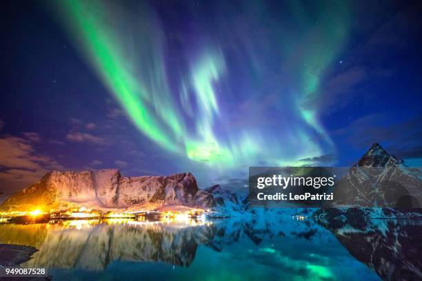 noorderlicht in de hemel van de eilanden van de lofoten in noorwegen - noorderlicht stockfoto's en -beelden