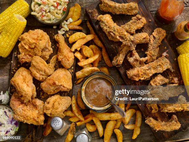 fried chicken and country fried rib feast - costeleta comida imagens e fotografias de stock
