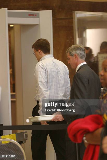 Former Enron Chief Financial Officer Andrew Fastow, second from left, moves toward the metal detector as he arrives at the Federal Courthouse in...