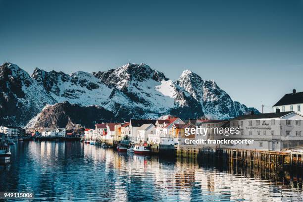 henningsvær villaggio alle lofoten - penisola scandinava foto e immagini stock