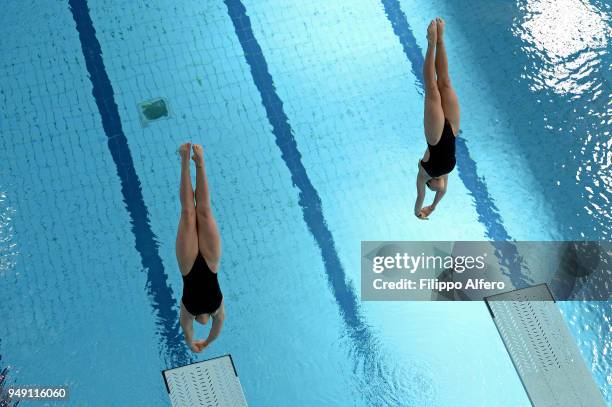 Synchronized Diving Events S Synchro Diving On The Women Photos and Premium High Res Pictures ...