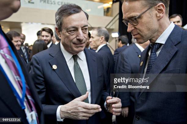 Mario Draghi, president of the European Central Bank , center, talks to Jens Weidmann, president of the Deutsche Bundesbank, after a Group of 20...