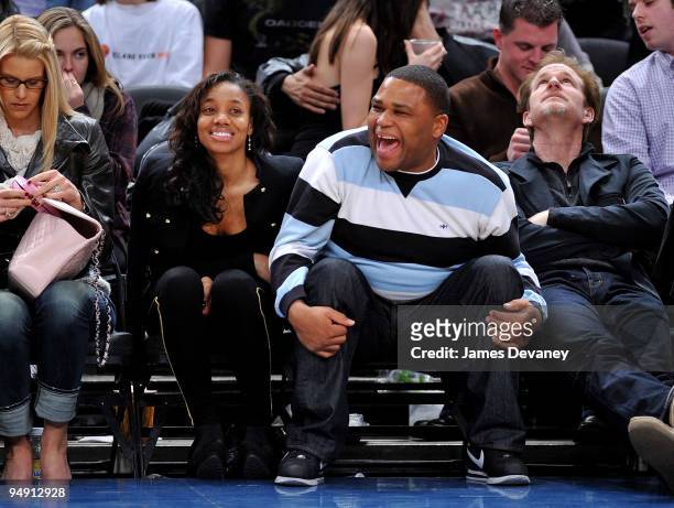 Anthony Anderson attends the Los Angeles Clippers vs New York Knicks game at Madison Square Garden on December 18, 2009 in New York City.