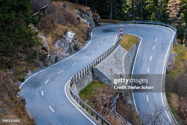 hairpin bend, pass road, maloja pass, canton grisons, switzerland - região de maloja - fotografias e filmes do acervo