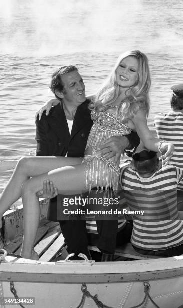 Brigitte Bardot and Lino Ventura on the set of "Boulevard du rhum" directed by Robert Enrico