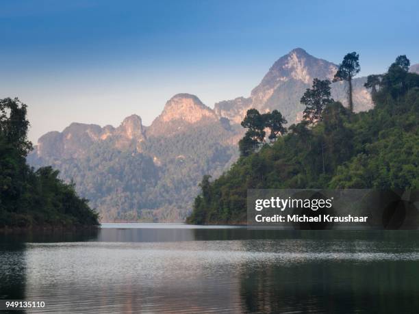 ratchaprapha, cheow lan lake, khao sok national park, surat thani province, thailand - surat thani province stock-fotos und bilder