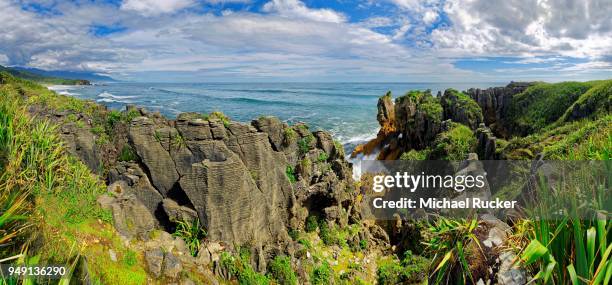 pancake rocks, bizarre limestone cliffs, tasman sea, paparoa national park, west coast, south island, new zealand - pancake rocks - fotografias e filmes do acervo