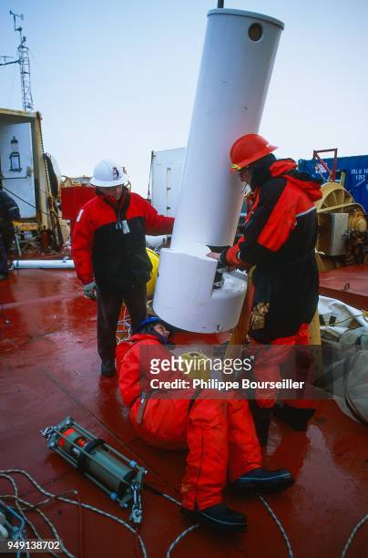 Scientists recover drifting scientific devices equipped with GPS. They travelled for almost a year in the Arctic Ocean to measure ocean currents,...