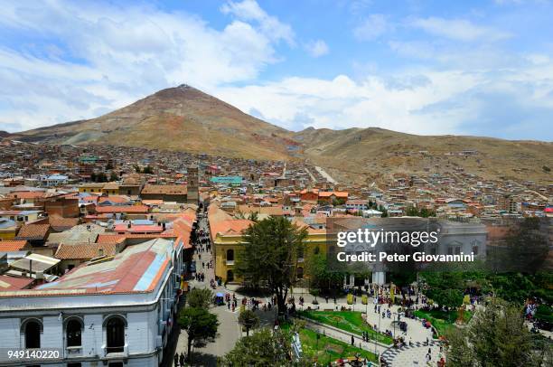 plaza 10 de noviembre, in the back silver mountain cerro rico, potosi, province, tomas frias, bolivia - bolivia stock-fotos und bilder