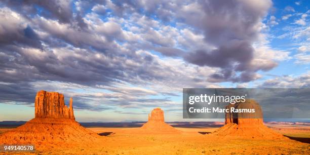 west mitten butte, east mitten butte, merrick butte, monument valley navajo tribal park, arizona, usa - west mitten stock-fotos und bilder