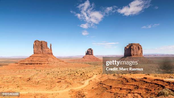 monument valley, west mitten butte, east mitten butte and merrick butte, dirt road in front, navajo nation, arizona, usa - west mitten stock-fotos und bilder