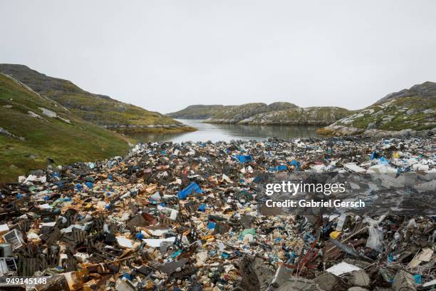 garbage dump at the sea, paamiut, west greenland, greenland - paamiut photos et images de collection